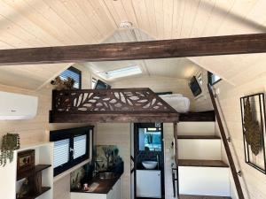 einen Innenblick auf ein kleines Haus mit einem Loft in der Unterkunft Tiny House Lovely Sunshine in Giethoorn