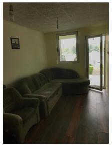 uma sala de estar com um sofá e uma janela em green house at silver lake em Ostrovo