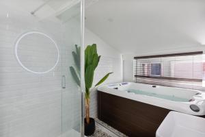 La salle de bains est pourvue d'une baignoire, de toilettes et d'un lavabo. dans l'établissement Le Cosy Spa & Office au cœur de Toulouse, à Toulouse