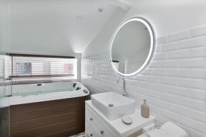Kúpeľňa v ubytovaní Le Cosy Spa & Office au cœur de Toulouse