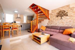 ein Wohnzimmer mit Sofa und Tisch in der Unterkunft Bungalow Costa Adeje El Cortijo 2-9 in Playa de las Americas