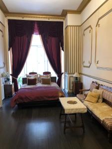 Кровать или кровати в номере Secession Luxury Apartment