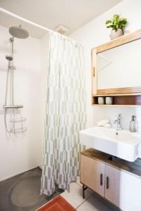 baño con lavabo y cortina de ducha en Chez Le P'tit Serge, 