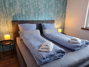 dwa łóżka siedzące obok siebie w pokoju w obiekcie Bergliebe - Talstation w mieście Blaichach