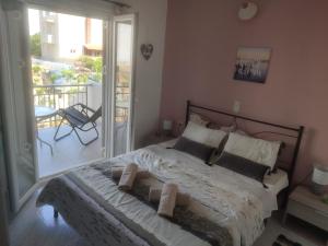 A bed or beds in a room at Bee life apts, Sweet house