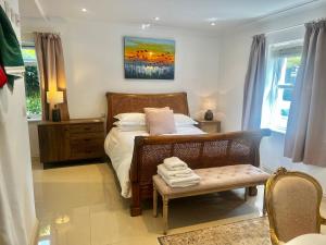 - une chambre avec un lit, une chaise et une fenêtre dans l'établissement Olive Tree Cottage, à Rye