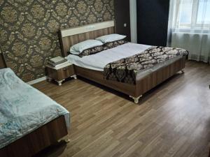 um quarto com 2 camas e piso em madeira em Mountain view Villa em Gabala