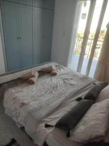 A bed or beds in a room at Bee life apts, Sweet house