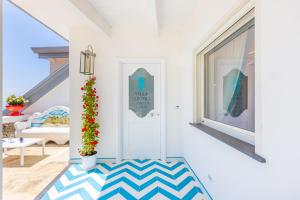 ein Wohnzimmer mit blauem und weißem Boden in der Unterkunft Villa Veronica Luxury Suite in Amalfi coast in Piano di Sorrento