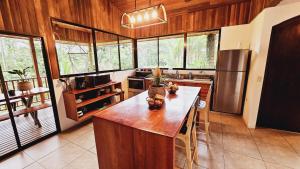 Una cocina con una gran isla en el medio. en Villa Cocos la Fortuna, en Fortuna