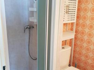 een badkamer met een douche en een toilet in een kamer bij Studio Argelès-sur-Mer, 1 pièce, 2 personnes - FR-1-388-151 in Argelès-sur-Mer