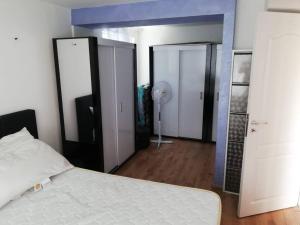 a bedroom with a bed and two open doors at Ferienwohnung mit Meerblick! in Sveti Vlas