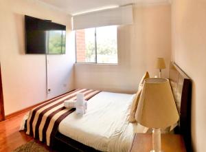 Un dormitorio con una cama con una cruz. en SalitreCondo, en Bogotá