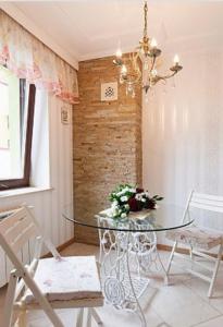 リヴィウにあるHouse in Lvivのダイニングルーム(ガラスのテーブル、椅子付)