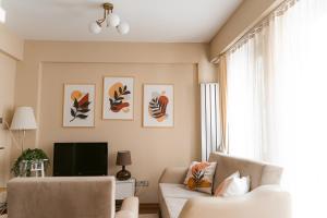 un soggiorno con divano e TV di Pera Apartments a Istanbul