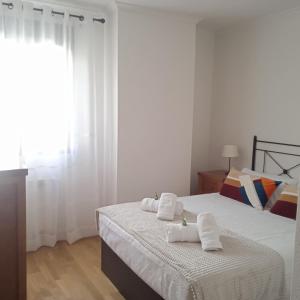 1 dormitorio con 1 cama con toallas en Toledo Enamora Dos - PARKING INCLUIDO, en Toledo