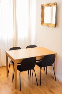 una mesa con 4 sillas y un espejo en la pared en Pula City Apartment with private parking FREE, en Pula