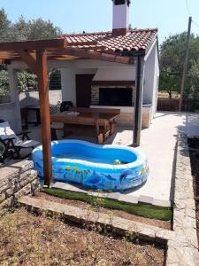 einen aufblasbaren Pool im Hinterhof mit einem Picknicktisch in der Unterkunft Villa Jozica in Murter