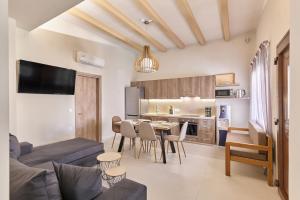 A kitchen or kitchenette at 2 bedroom Villa with heated swimming pool-Spa whirlpool-BBQ!