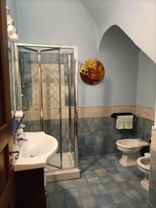 La salle de bains est pourvue d'une douche, d'un lavabo et de toilettes. dans l'établissement La Sicilia in casa, à Cinisi