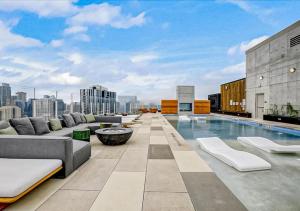 a rooftop patio with a pool on a building at Spacious 1 BR condo - Amazing views - Pool - Kitchen in Austin