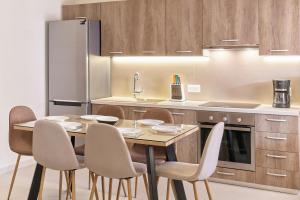 A kitchen or kitchenette at 2 bedroom Villa with heated swimming pool-Spa whirlpool-BBQ!