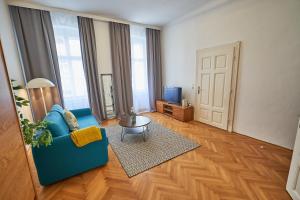 un soggiorno con divano blu e tavolo di Renovated & Cozy - Close to Museumsquartier a Vienna