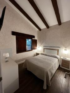 sypialnia z łóżkiem i oknem w obiekcie Casa Rural EL CAMPICO w mieście Puerto de Mazarrón