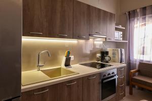 A kitchen or kitchenette at 2 bedroom Villa with heated swimming pool-Spa whirlpool-BBQ!