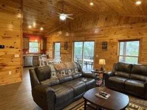 Un lugar para sentarse en Charming Ruby Bear Home with Amazing View