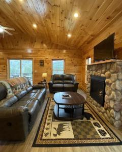 Un lugar para sentarse en Charming Ruby Bear Home with Amazing View