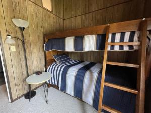 Dos literas en una habitación con una mesa y una lámpara. en Gray Eagle House 58202, en Hatteras 15 fotos más