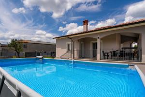 una piscina frente a una casa en Holiday house Leana, en Pazin