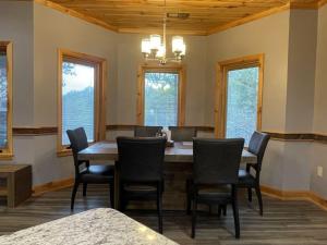 Χώρος καθιστικού στο Nature Lovers' Dream - Diamond Bear Home