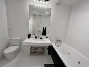 Zdjęcie z galerii obiektu Luxury Garden apt pool, sauna, hammam, near golf w mieście Estepona