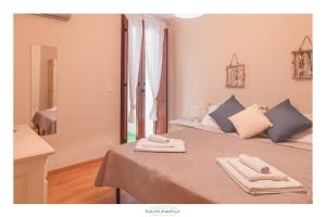 a bedroom with a bed with two towels on it at Ancóramare in Stintino
