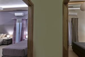 A bed or beds in a room at 2 bedroom Villa with heated swimming pool-Spa whirlpool-BBQ!