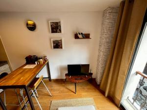 een kamer met een bureau en een tafel met een laptop bij Loft Cabañaquinta in Aller