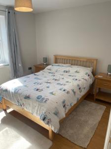 1 cama con edredón en un dormitorio en Hidden Hideout, Cromer, Norfolk, en Cromer