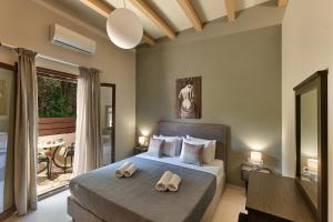 A bed or beds in a room at 2 bedroom Villa with heated swimming pool-Spa whirlpool-BBQ!