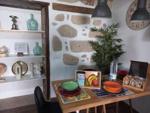 ein Tisch mit Tellern und Schüsseln darauf in der Unterkunft Casita Aljibe in San Miguel de Abona + 12 Fotos