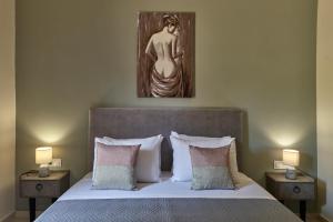 A bed or beds in a room at 2 bedroom Villa with heated swimming pool-Spa whirlpool-BBQ!