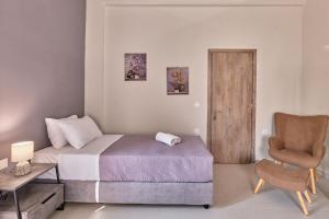 A bed or beds in a room at 2 bedroom Villa with heated swimming pool-Spa whirlpool-BBQ!