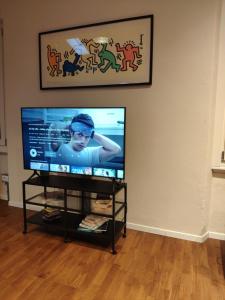 uma televisão de ecrã plano numa sala de estar em Relaxing Retreat in the Center of Friuli em Ontagnano
