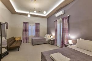 A bed or beds in a room at 2 bedroom Villa with heated swimming pool-Spa whirlpool-BBQ!