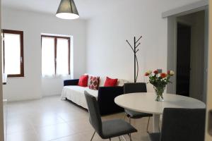 索爾索的住宿－Sorso per passione，客厅配有沙发和桌子
