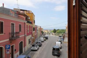 een uitzicht op een straat met geparkeerde auto's bij Sorso per passione in Sorso