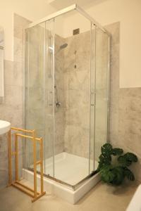 una doccia con cabina in vetro in bagno di Sorso per passione a Sorso