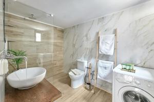 A bathroom at 2 bedroom Villa with heated swimming pool-Spa whirlpool-BBQ!