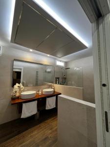 uma casa de banho com 2 lavatórios e um espelho grande em Casa Rural EL CAMPICO em Puerto de Mazarrón